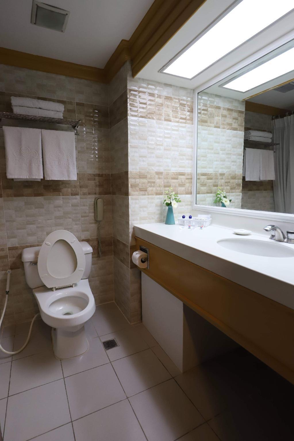 Tiara Oriental Hotel Makati City Extérieur photo