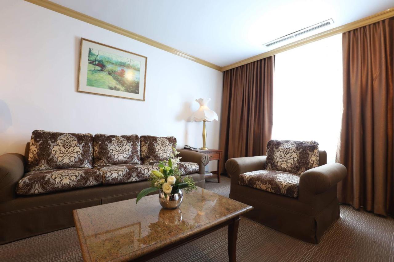Tiara Oriental Hotel Makati City Extérieur photo