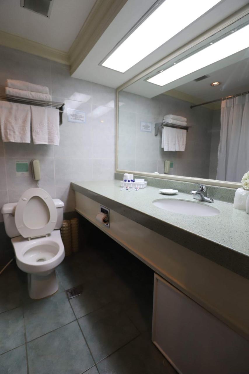 Tiara Oriental Hotel Makati City Extérieur photo